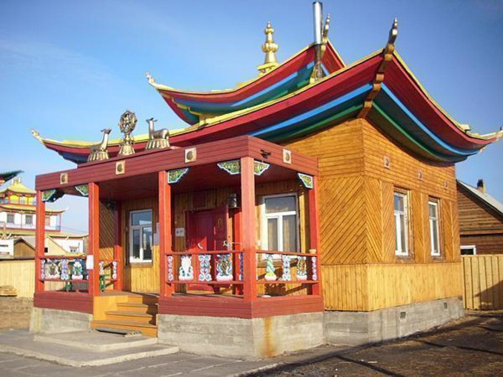 Самый известный Иволгинский буддийский дацан расположен в селе Верхняя Иволга, рядом с Улан-Удэ – фотографии России