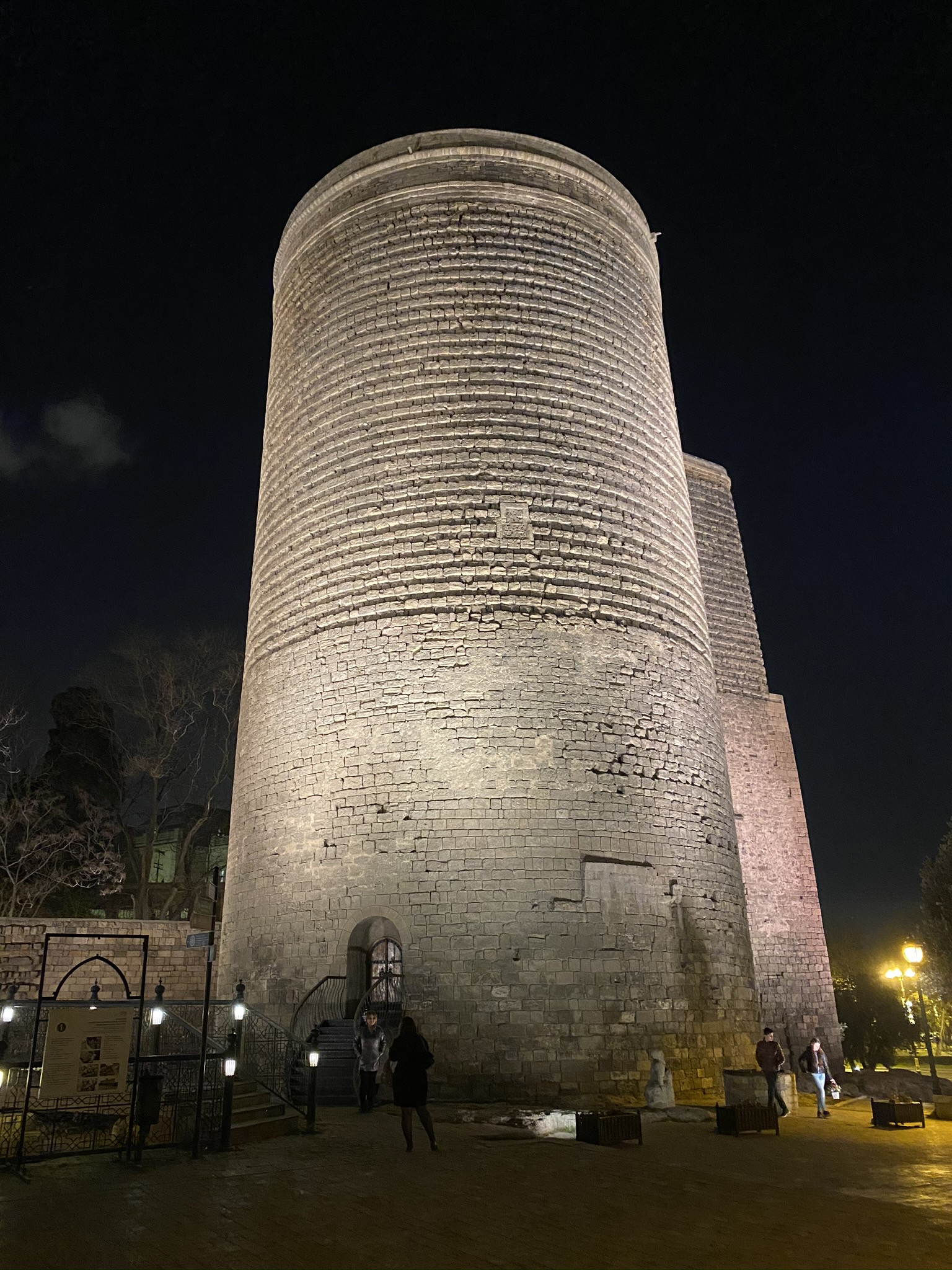 Девичья Башня в Баку, ночью в марте – фотографии Азербайджана