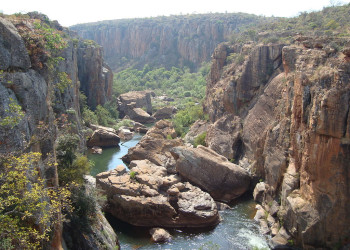 Романтическое название у вершин Драконовых гор не случайно – над ними всё время клубится дымка – фотографии ЮАР