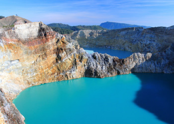 Разноцветные кратерные озёра Келимуту в Индонезии периодически меняют цвета независимо друг от друга – фотографии Индонезии