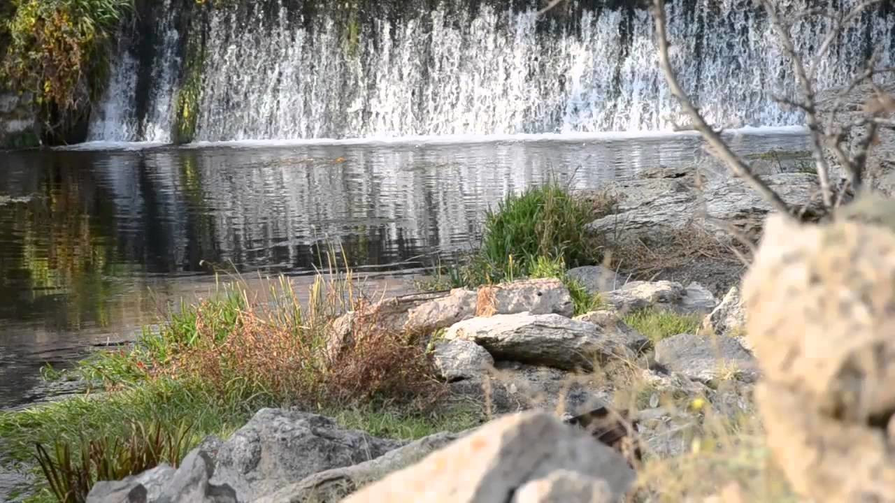 Камни на берегу реки. Арзни. Армения. – фотографии Армении