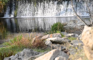 Камни на берегу реки. Арзни. Армения. – фотографии Армении