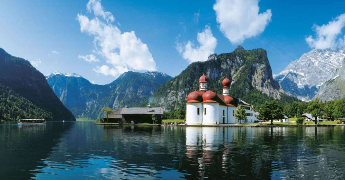 Посреди озера Кёнигзее есть небольшой полуостров, на котором находится церковь святого Варфоломея – фотографии Германии