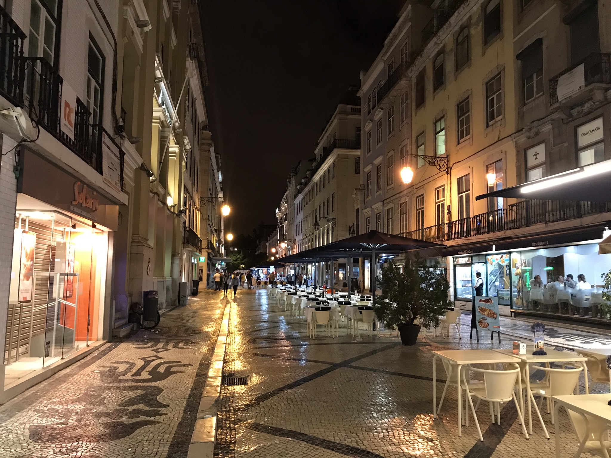 Ночной Лиссабон в историческом центре, Португалия – фотографии Португалии