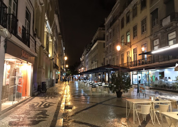 Ночной Лиссабон в историческом центре, Португалия – фотографии Португалии