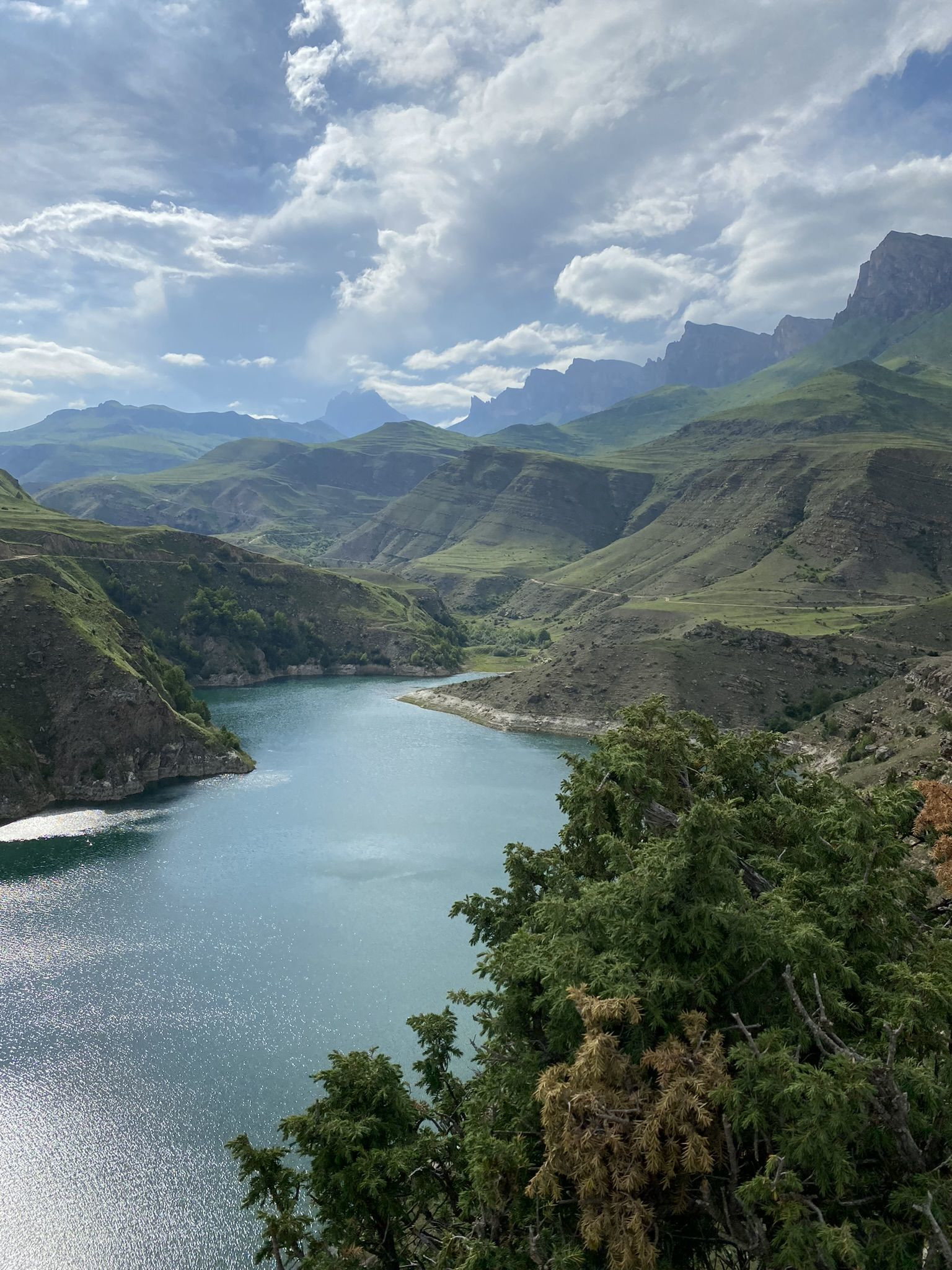 Горное искусственные озеро Гижгит, Кабардино-Балкария – фотографии России