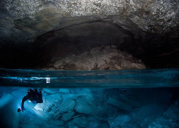 Хрустальное королевство в темноте пещеры Орда, Пермский край, Россия – фотографии России