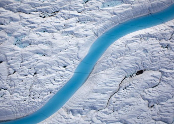 Голубая река в леднике Гренландии – фотографии Гренландии