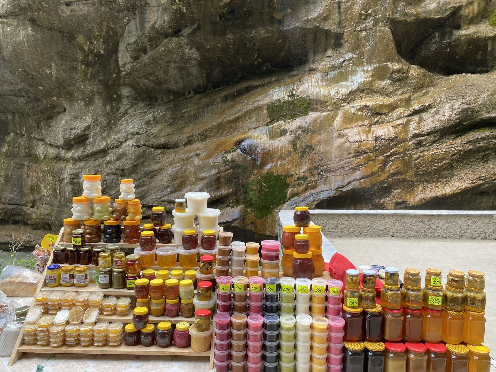 Чегемское ущелье и водопады, прилавок с мёдом и вареньями – фотографии России