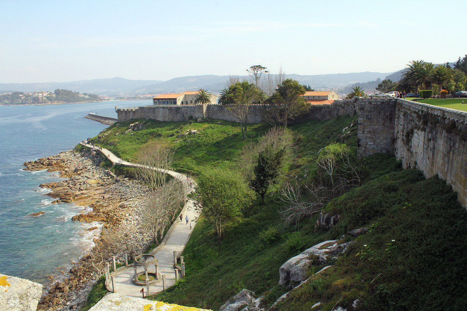 Побережье вдоль замка Монтерреал в Байоне, Испания – фотографии Испании
