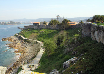 Побережье вдоль замка Монтерреал в Байоне, Испания – фотографии Испании