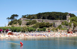 Пляж у Замка Монтерреал в Байоне, Испания – фотографии Испании