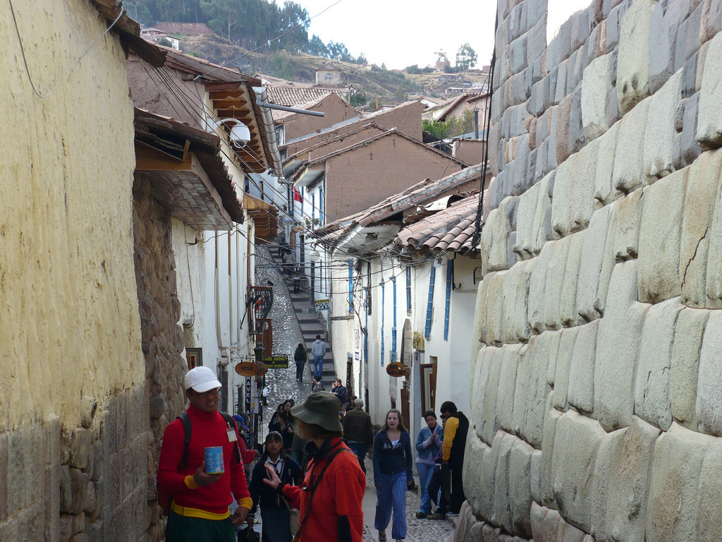 Улица Хатун-Румийок (Calle Hatun Rumiyuq) в Куско – фотографии Перу