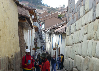 Улица Хатун-Румийок (Calle Hatun Rumiyuq) в Куско – фотографии Перу