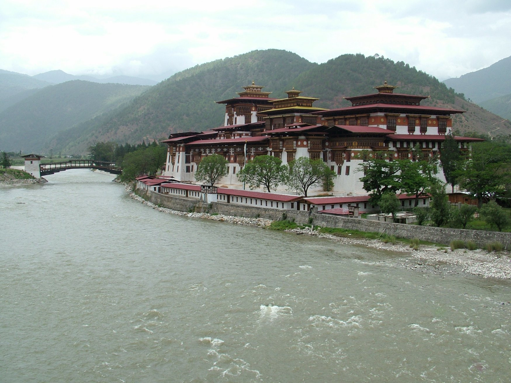 Река у храма Пунакха-дзонг (Punakha Dzong), Бутан – фотографии Бутана