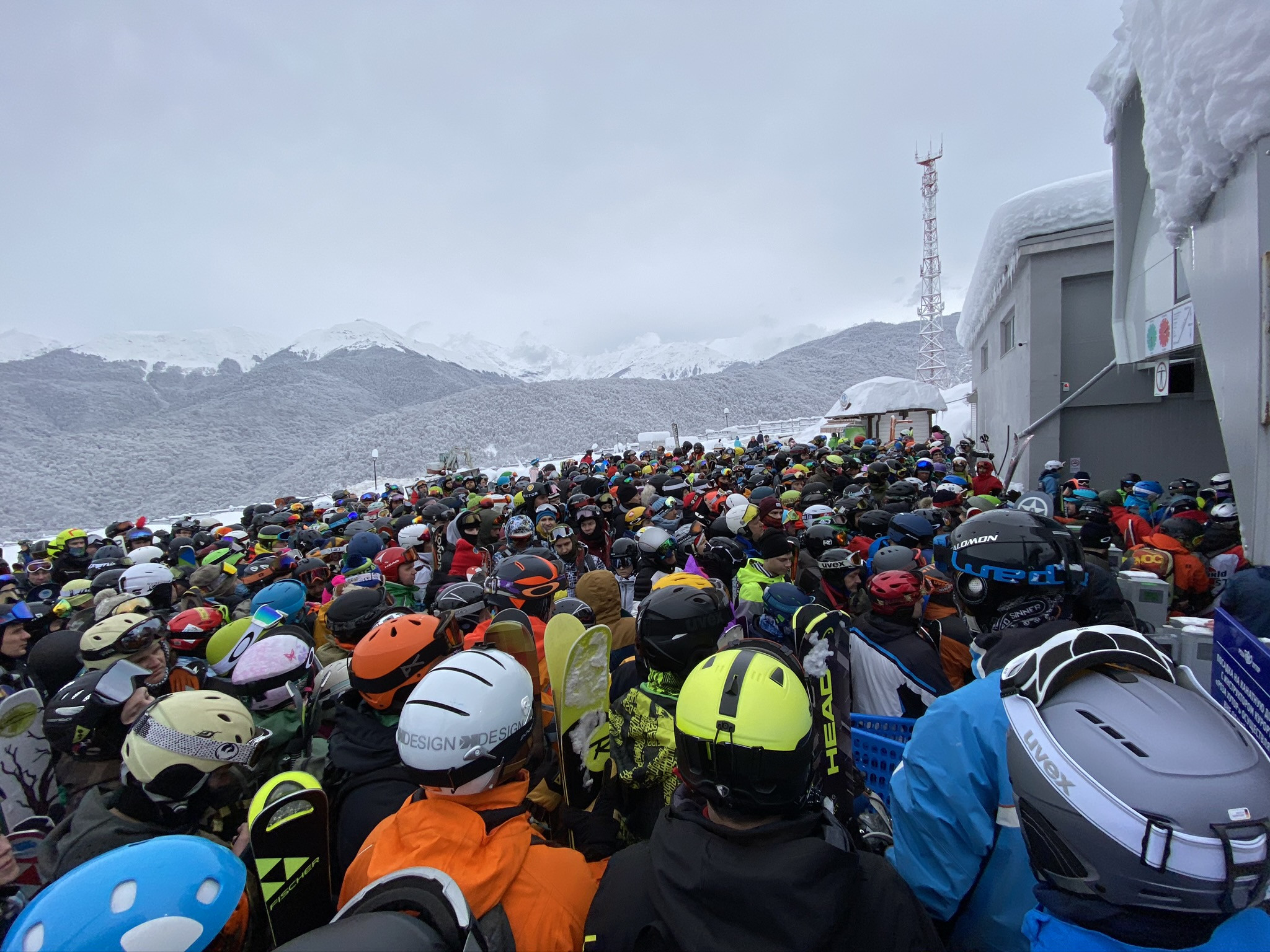 Очередь на подъемник Дриада на Розе Хутор – фотографии России