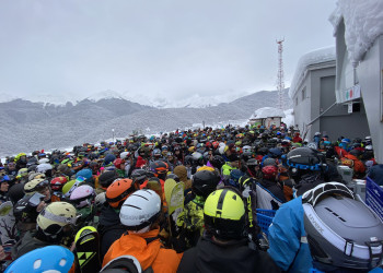 Очередь на подъемник Дриада на Розе Хутор – фотографии России