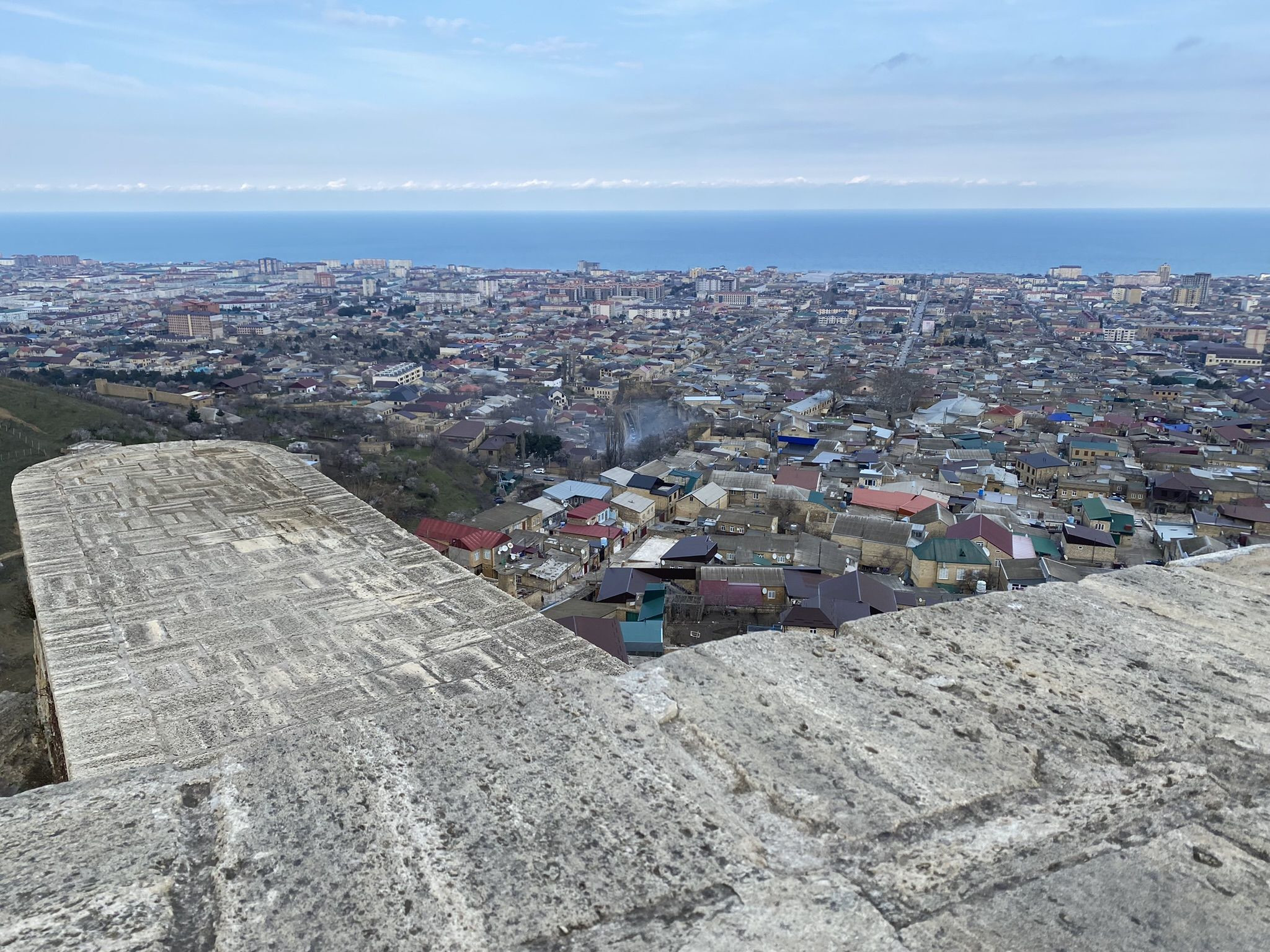 Вид со стены Нарын-кала - внизу город Дербент и Каспийское море – фотографии России