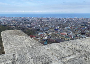 Вид со стены Нарын-кала - внизу город Дербент и Каспийское море – фотографии России