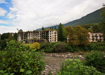 Жилые дома в горах. Ткуарчал. Абхазия – фотографии Абхазии