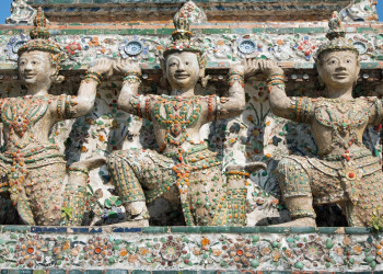 Статуи храма, украшенные битым китайским фарфором – фотографии Таиланда