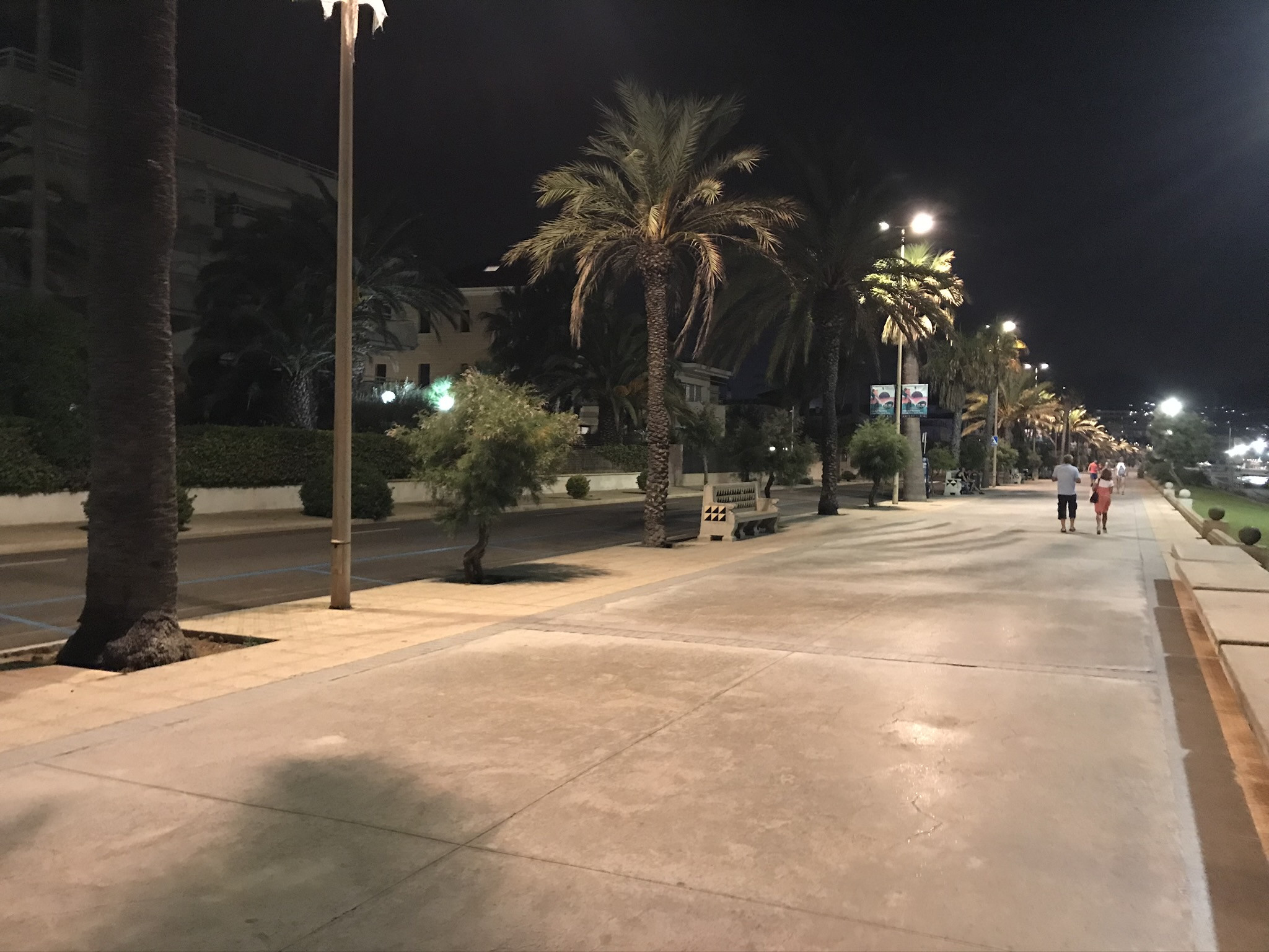 Набережная Ситжеса в вечернее время – фотографии Испании