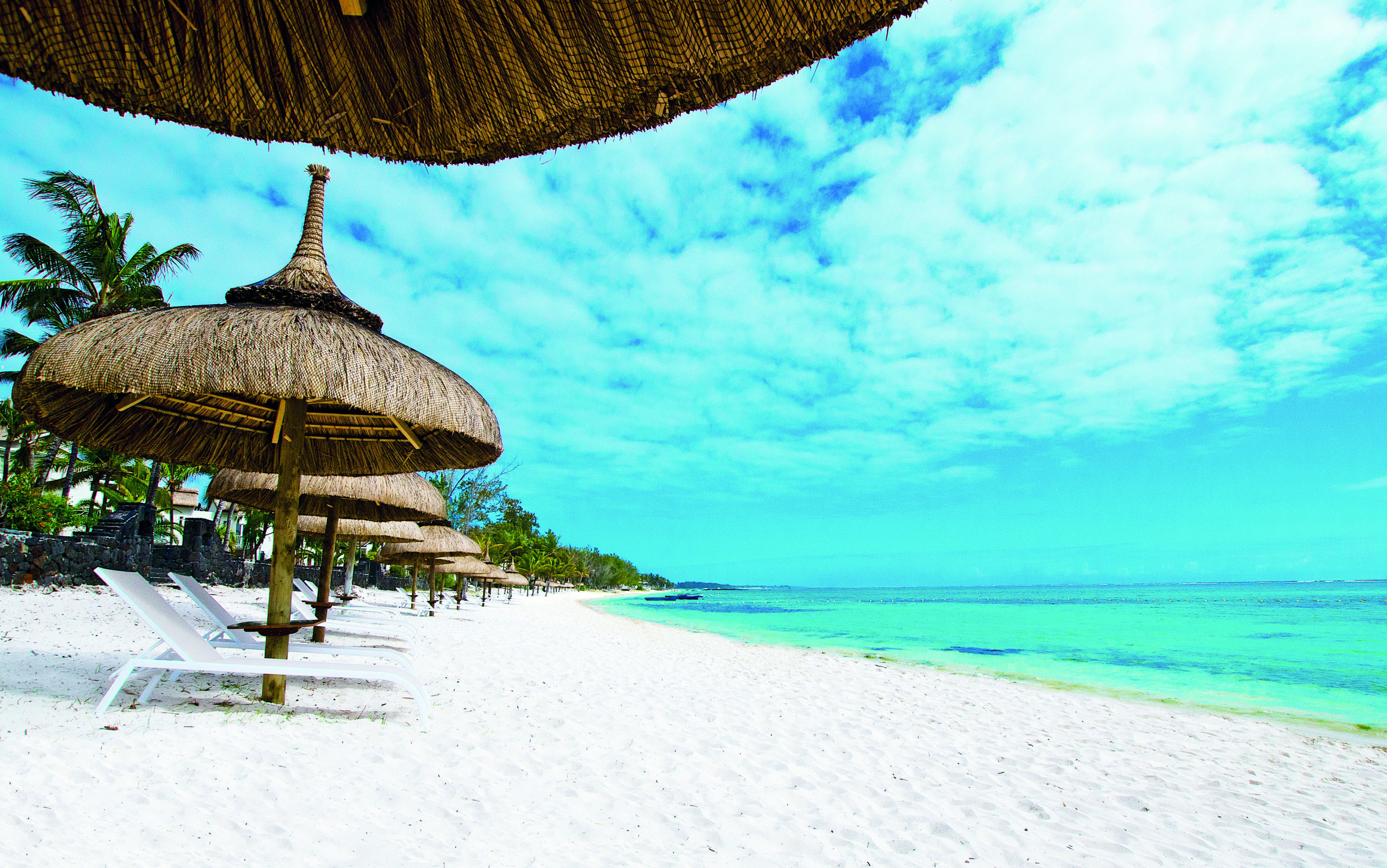 Соломенные шезлонги и белый песок. Маврикий – фотографии Маврикия
