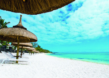 Соломенные шезлонги и белый песок. Маврикий – фотографии Маврикия