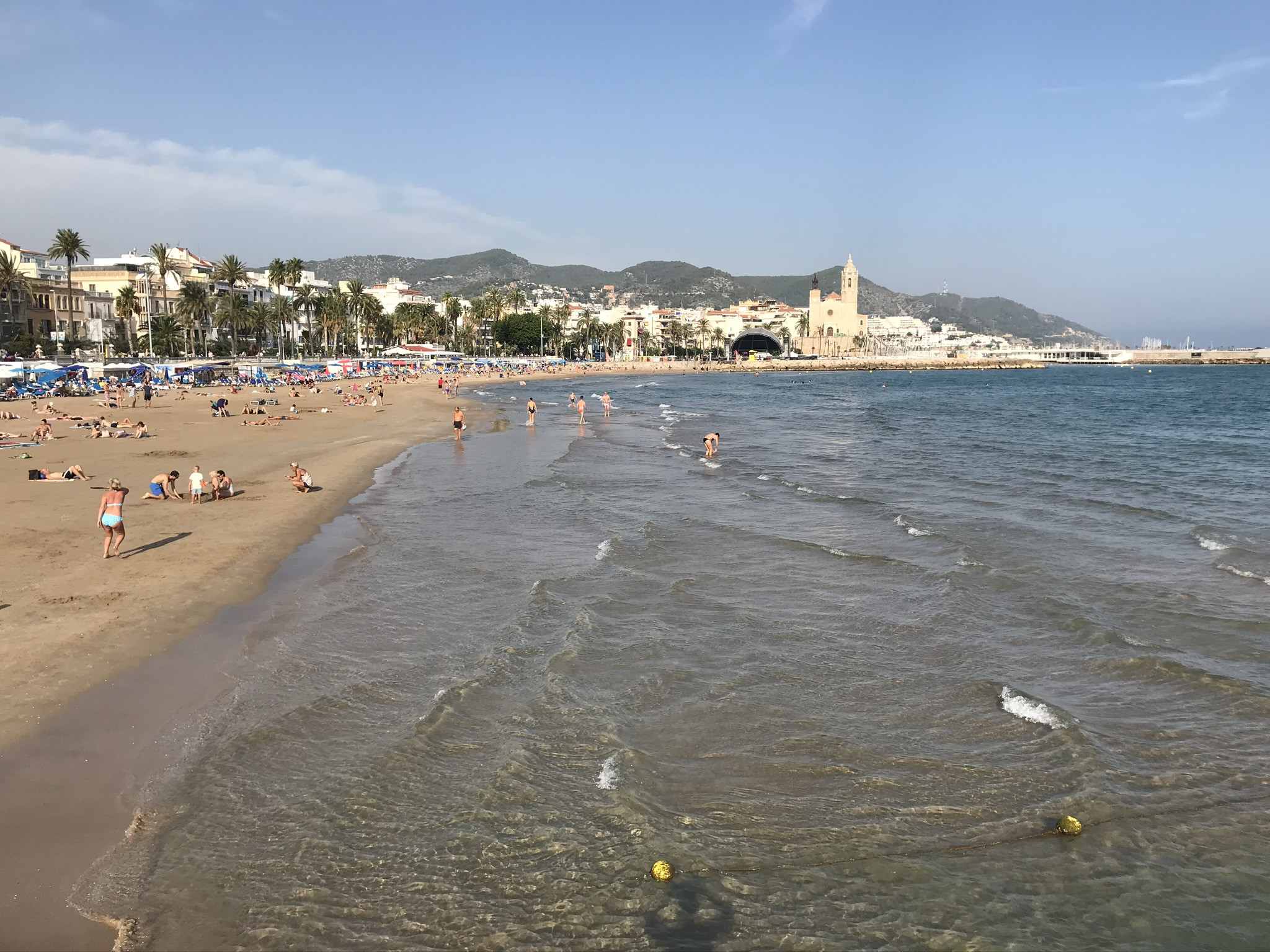 Вид на пляж Platja de la Ribera, Сиджес – фотографии Испании