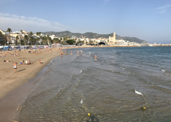 Вид на пляж Platja de la Ribera, Сиджес – фотографии Испании