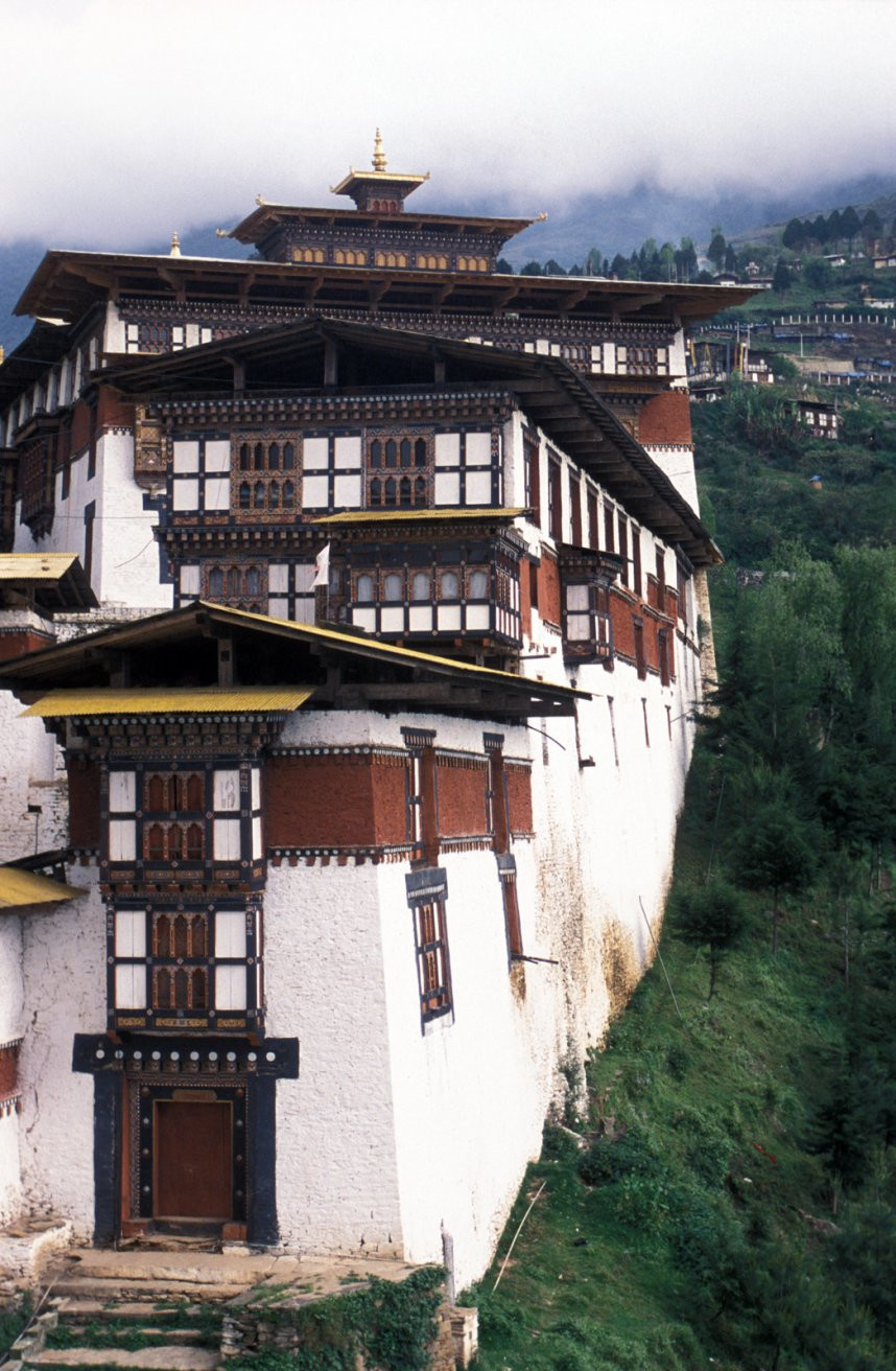 Стены крепости-монастыря Джакар-дзонг в Бутане – фотографии Бутана