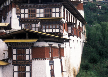 Стены крепости-монастыря Джакар-дзонг в Бутане – фотографии Бутана