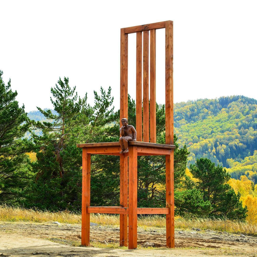 Скульптура «Семь раз отмерь, один раз отрежь» – фотографии России