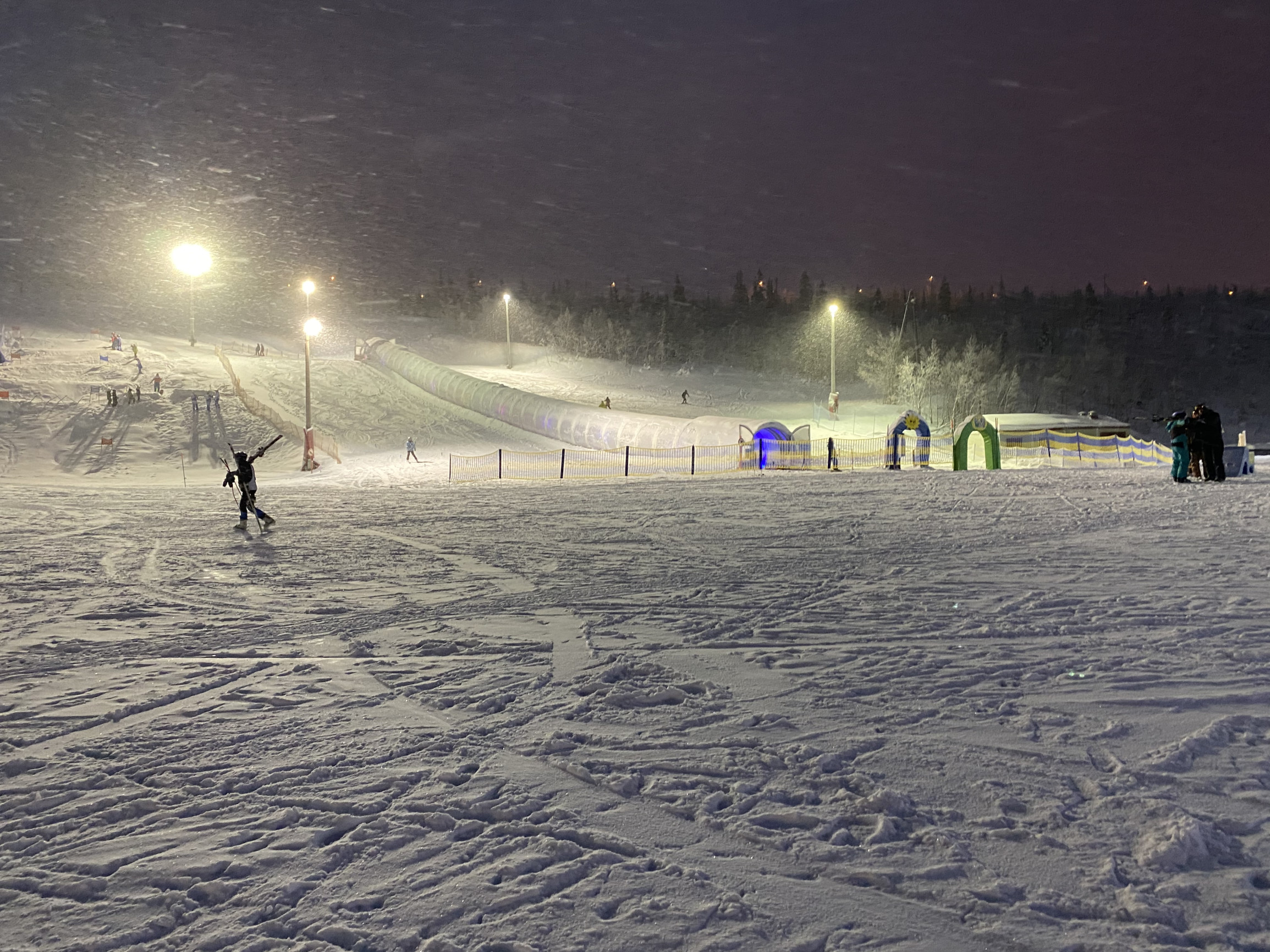 Ученический склон у главного входа курорта Большой Вудъявр – фотографии России
