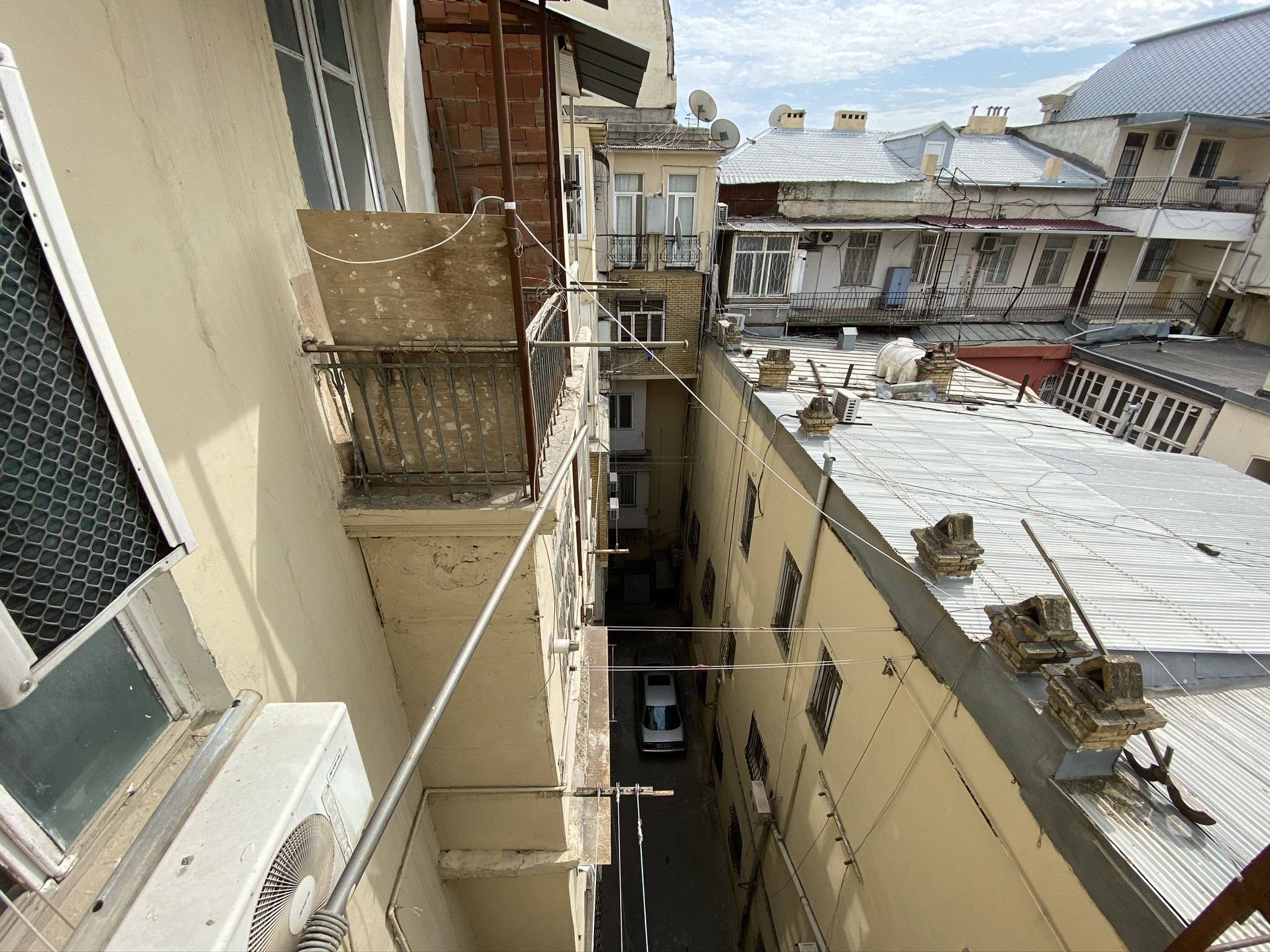 Вид из окна квартиры в центре Баку на узкий дворик и крыши – фотографии Азербайджана