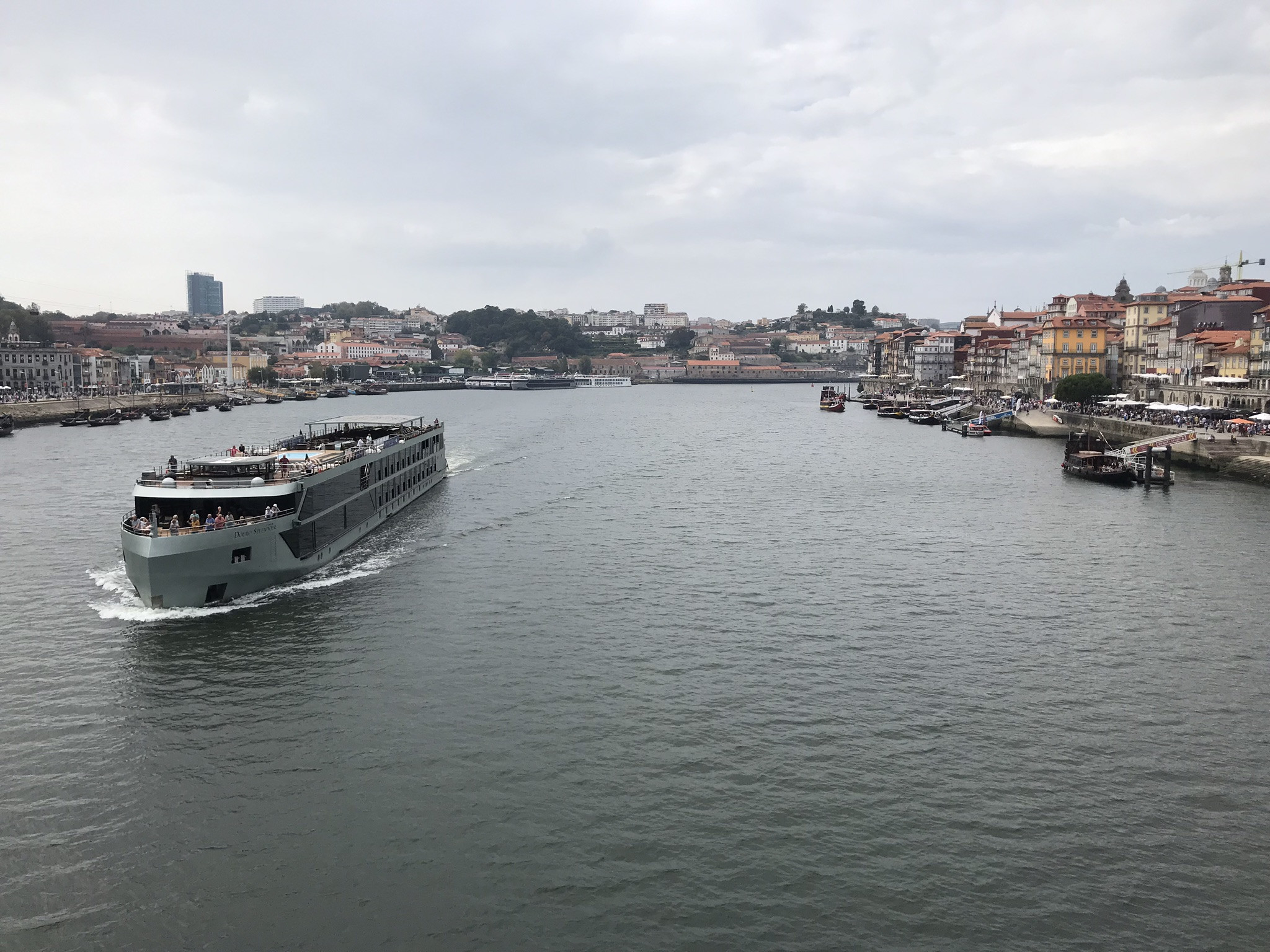 Вид с моста Понти-ди-Дон-Луиш I на пассажирский корабль, Порту – фотографии Португалии