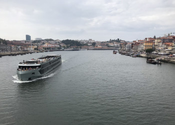 Вид с моста Понти-ди-Дон-Луиш I на пассажирский корабль, Порту – фотографии Португалии
