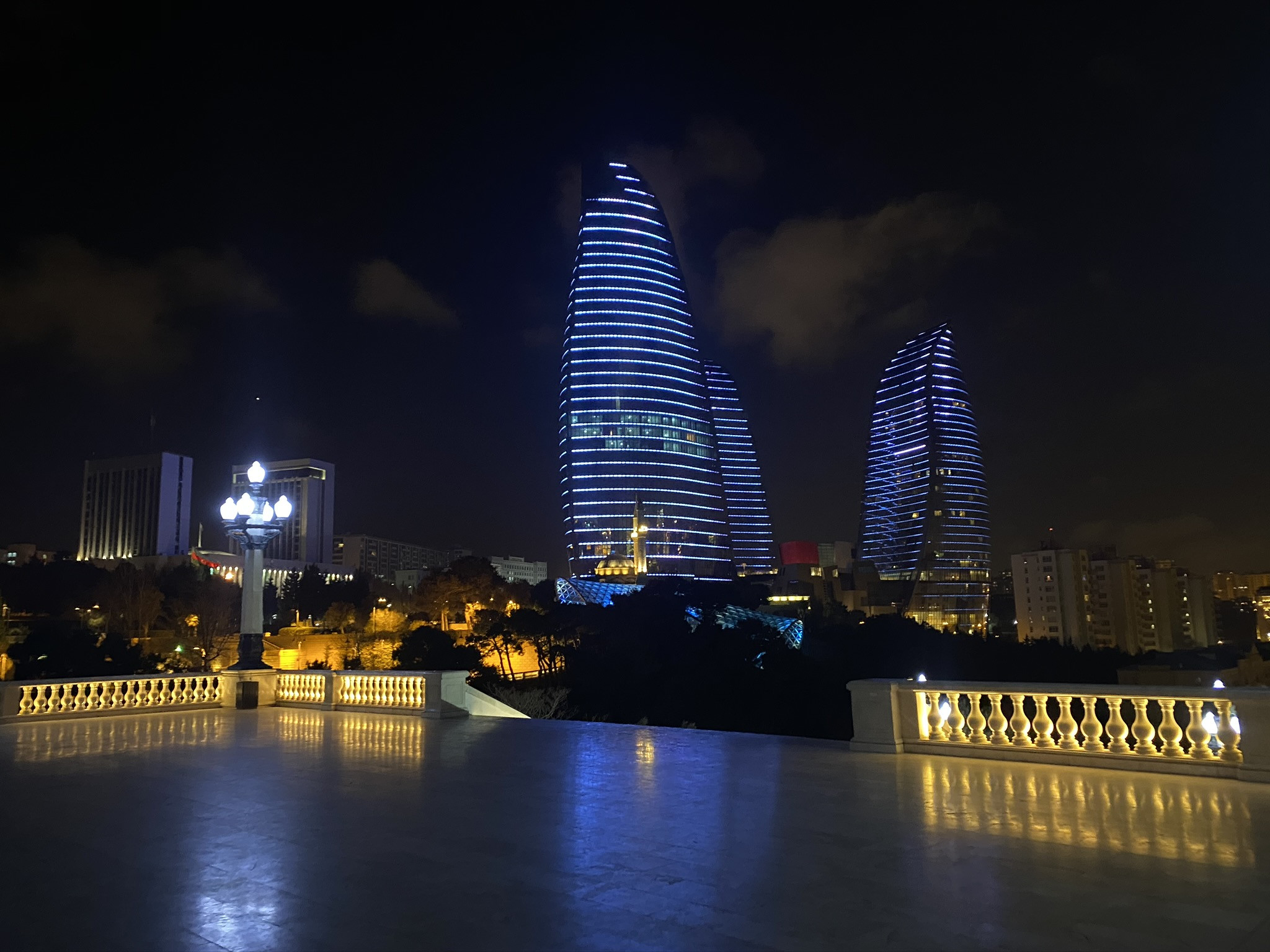 Пламенные башни в вечернее время в Баку – фотографии Азербайджана