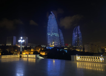 Пламенные башни в вечернее время в Баку – фотографии Азербайджана