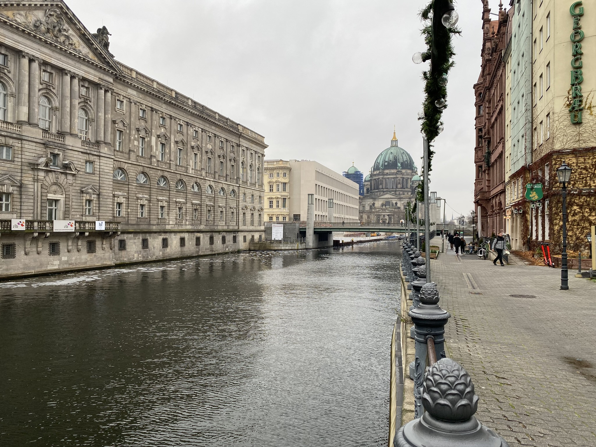 Река Шпрее и Берлинский кафедральный собор – фотографии Германии