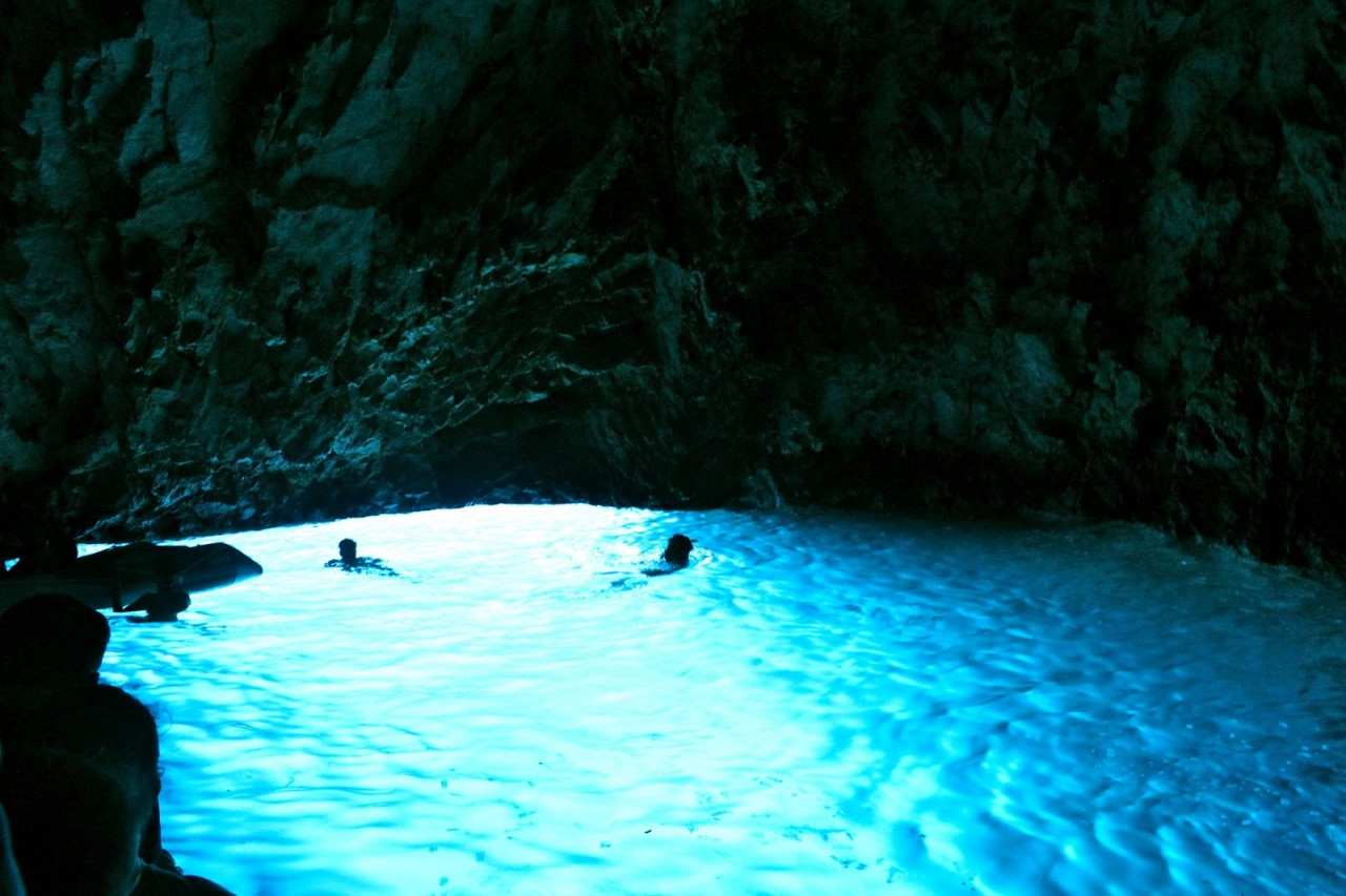 Раньше к Голубой пещере не было никакого доступа из открытого моря – фотографии Хорватии