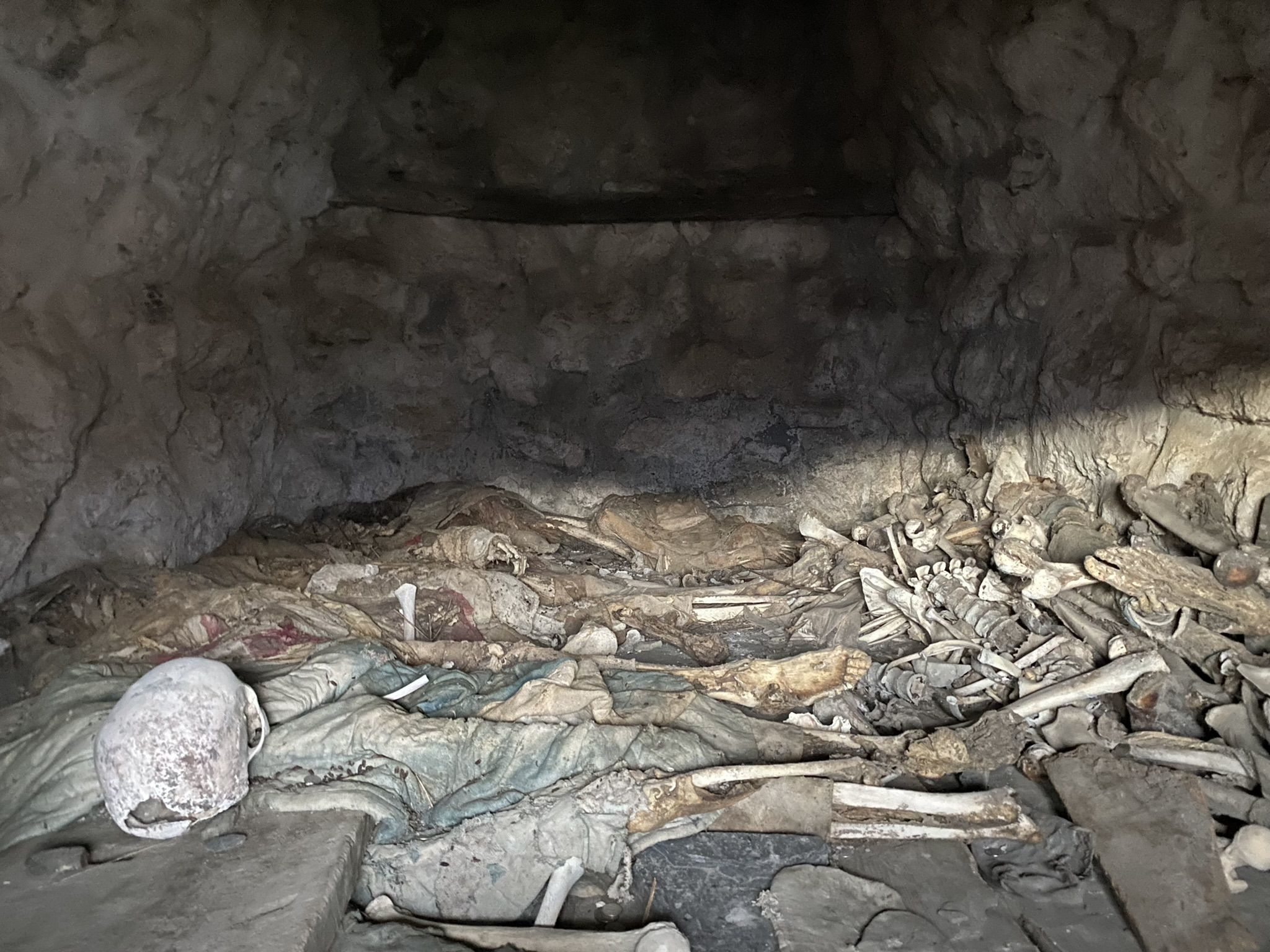Кости и черепа в усыпальницах города мёртвых Даргавс, Осетия – фотографии России