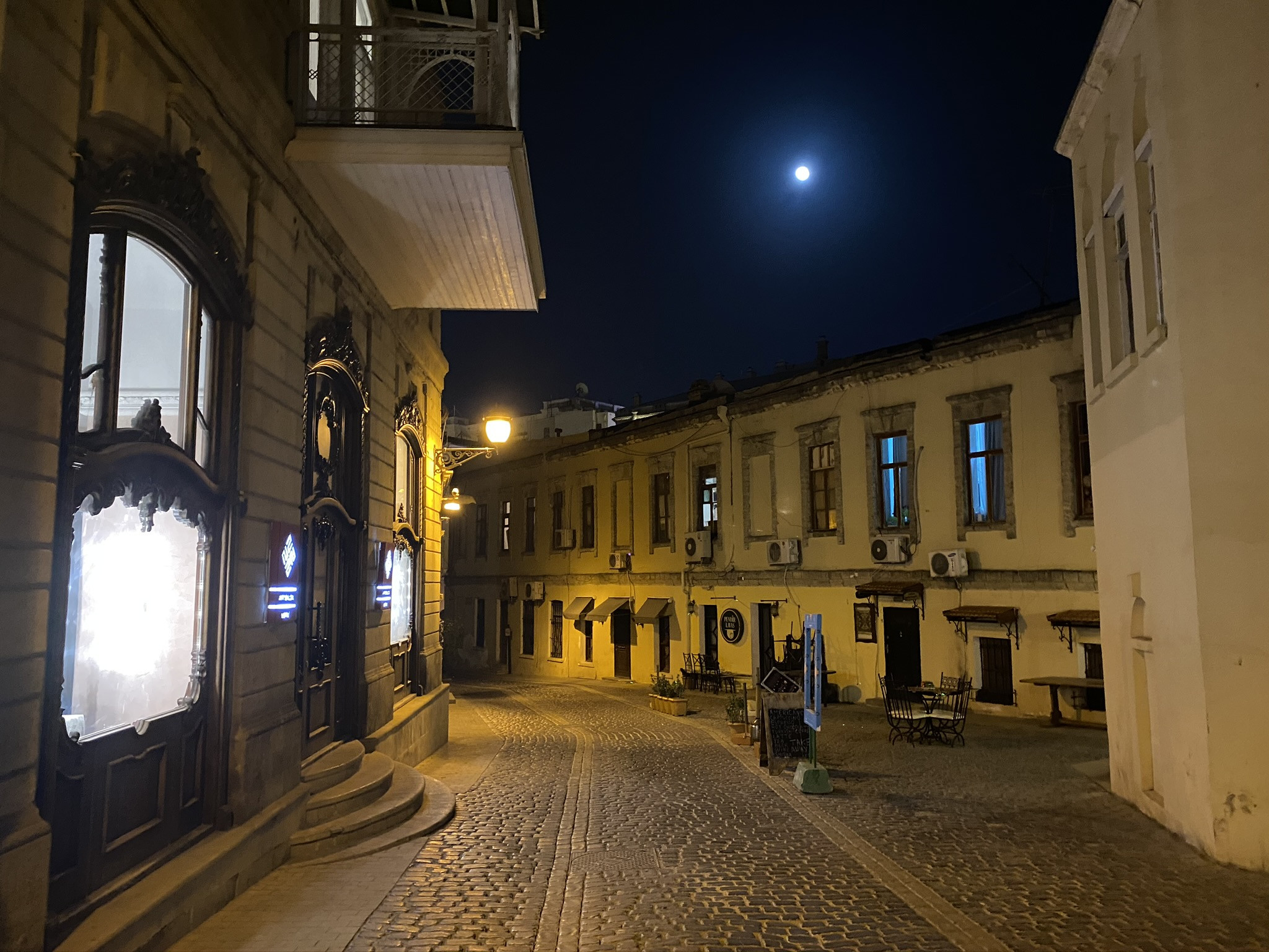 Ночная прогулка по "Старому городу" в Баку – фотографии Азербайджана