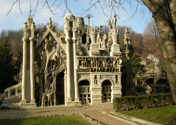 Фердинанд Шеваль стал почтальоном в 1867 году и, споткнувшись о камень, решил построить Дворец – фотографии Франции