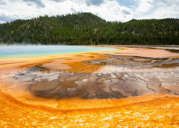 Геотермальные источники в парке Йеллоустоун, США – фотографии США