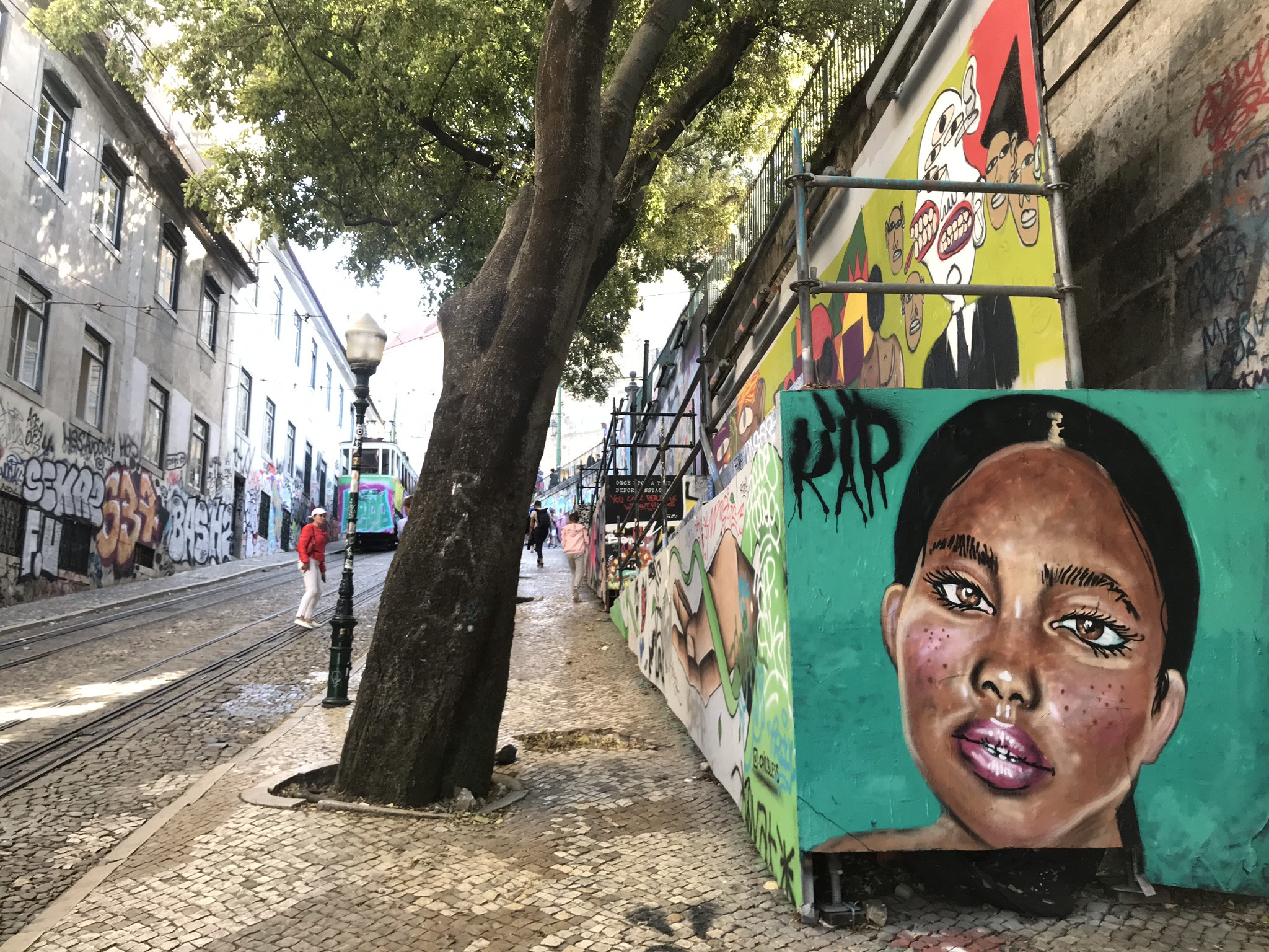 Ждём фуникулер Глория в Лиссабоне – фотографии Португалии