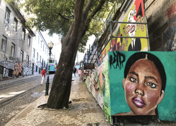 Ждём фуникулер Глория в Лиссабоне – фотографии Португалии