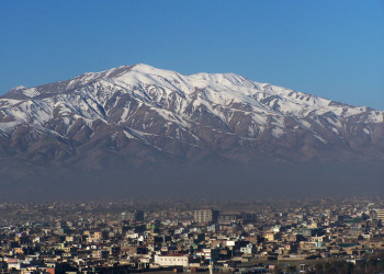 Город Кабул на фоне гор. Афганистан – фотографии Афганистана