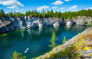 Рускеальские пещеры расположены в районе Карелии, Россия – фотографии России