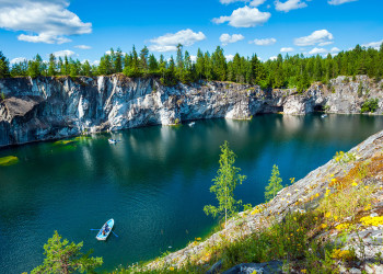 Рускеальские пещеры расположены в районе Карелии, Россия – фотографии России